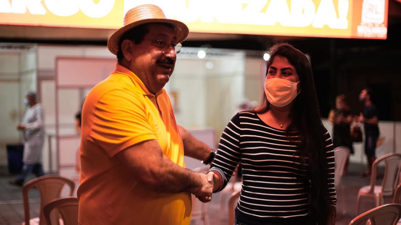 Prefeito de Rio Largo, Gilberto Gonçalves, acompanha vacinação de pessoas acima de 54 anos