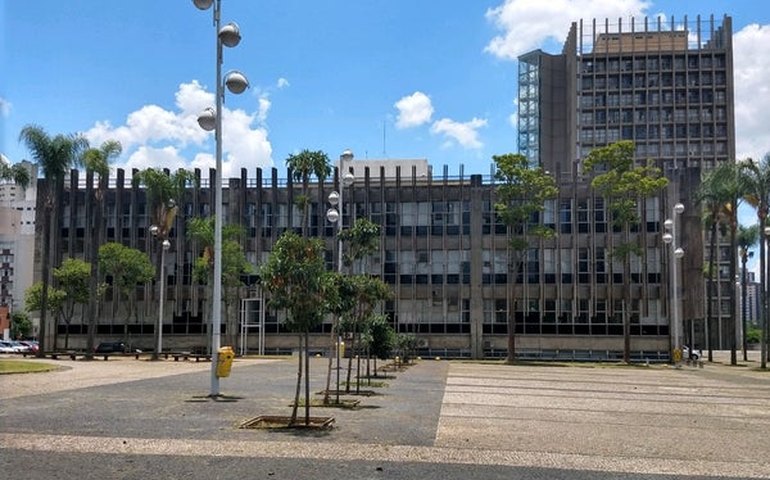 Acusada de matar e queimar a família no ABC é condenada a 85 anos de prisão