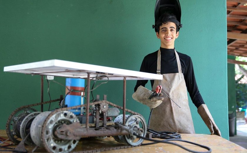 Aluno de escola pública cria robô para semear agricultura da própria cidade