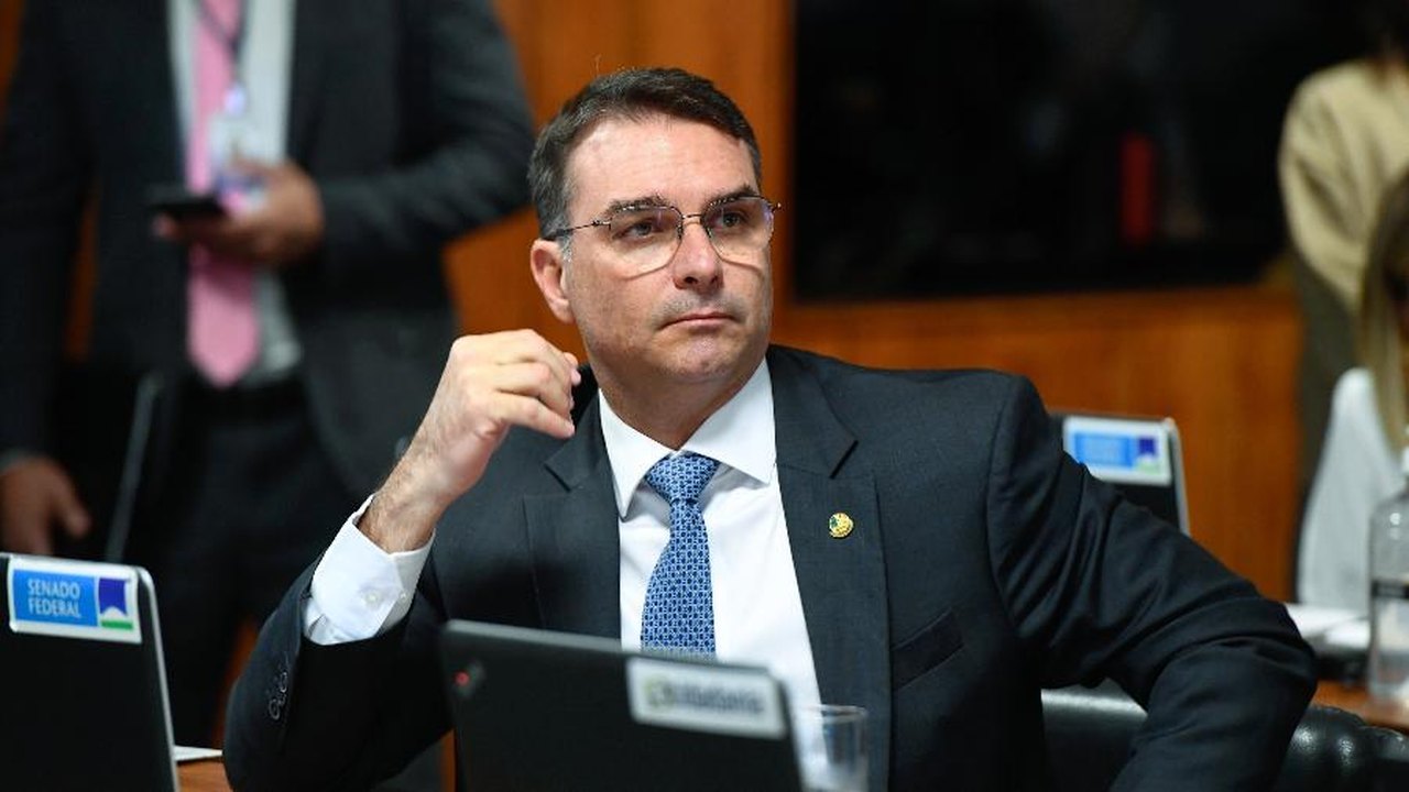 A pedido de Bolsonaro, Flávio diz a Eduardo para reduzir atritos com integrantes da direita, dizem aliados
