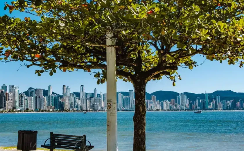 Brasil celebra recorde de praias certificadas com selo Bandeira Azul