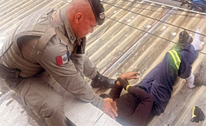 Operário ficou ferido após sofrer descarga elétrica e cair de telhado no Jacintinho, em Maceió