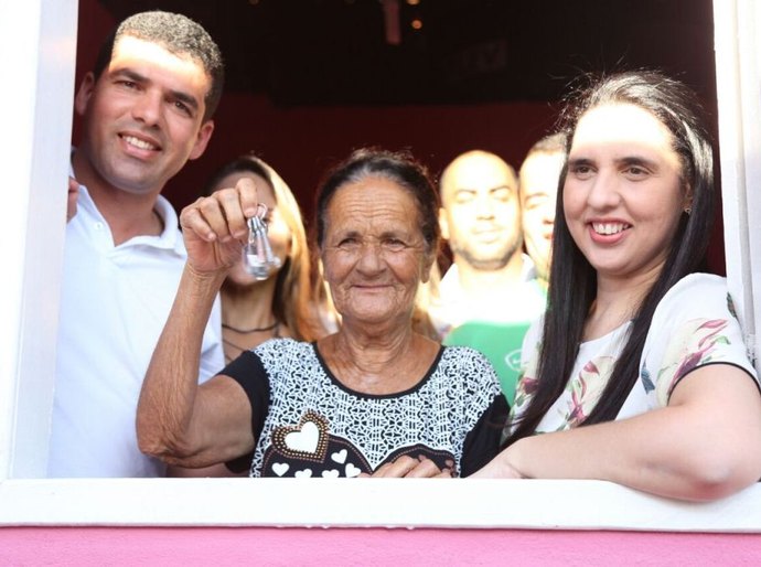 Campo Alegre: prefeita entrega seis casas renovadas em Chã da Imbira