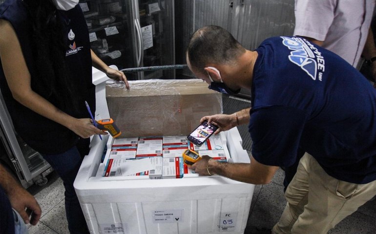 AL recebe mais 88.200 doses de vacina contra a Covid-19 e distribuição para os municípios será na segunda (22)