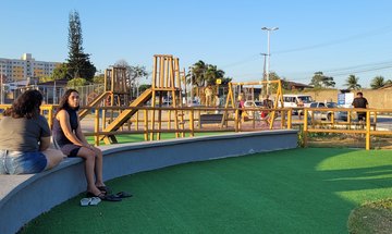 Equipamento público na Santa Amélia virou espaço para o bate papo do fim de tarde