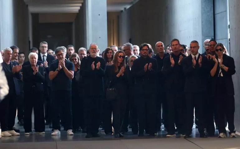 Velório de Armani em Milão atrai mais de 15 mil pessoas