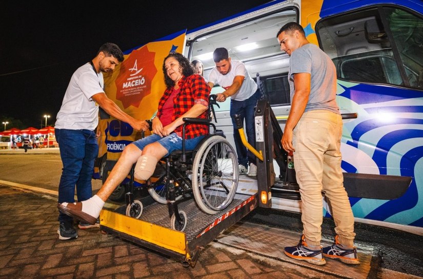 Prefeitura de Maceió disponibiliza transporte adaptado para pessoas com deficiência durante Verão Massayó