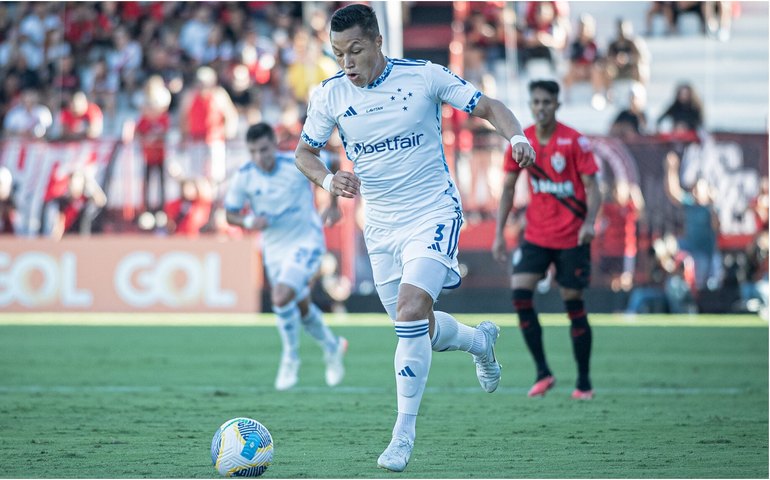 Cruzeiro vence o Atlético-GO em Goiânia e se aproxima dos líderes do Brasileirão