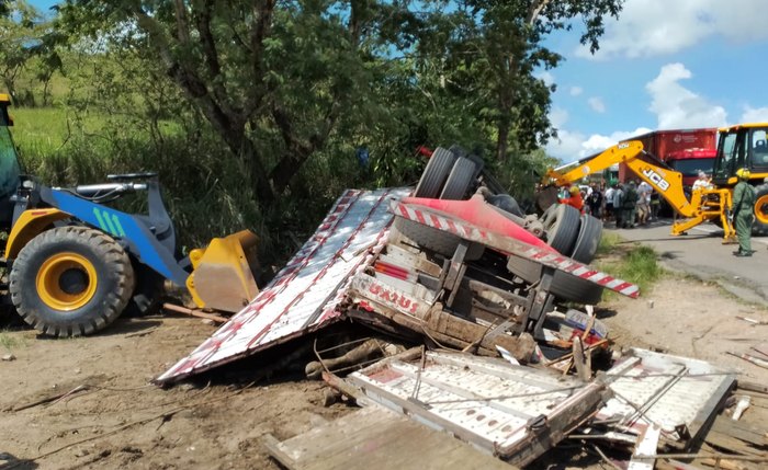 Caminhão carregava animais; motorista ficou preso às ferragens e morreu