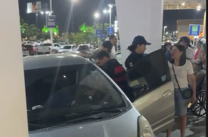 Motorista perde o controle e veículo invade estacionamento de shopping na Cidade Universitária