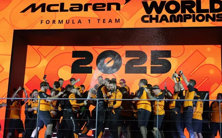 Russell vence em Singapura; McLaren ganha título de construtores