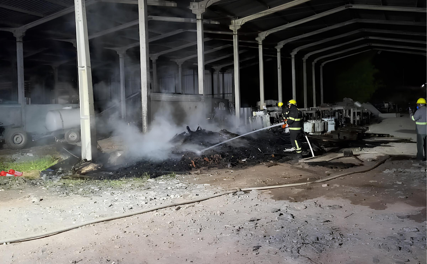 Corpo de Bombeiros combate incêndio em estabelecimento comercial em Murici