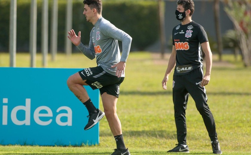Corinthians tem volta de Léo Santos em treino com elenco dividido por setores