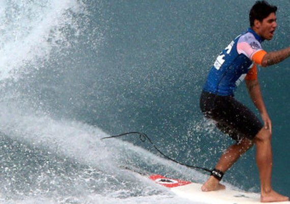 Gabriel Medina vence, tira Kelly Slater do páreo&#8230; Mas ainda não é campeão