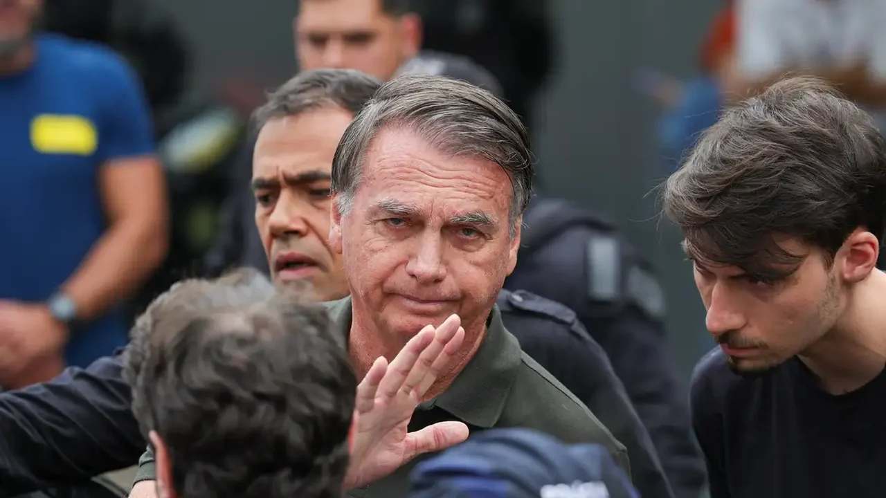 Delegado pede autorização ao STF para ouvir Bolsonaro sobre arma apreendida