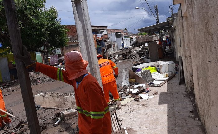 Chuvas deixaram parte da cidade destruída