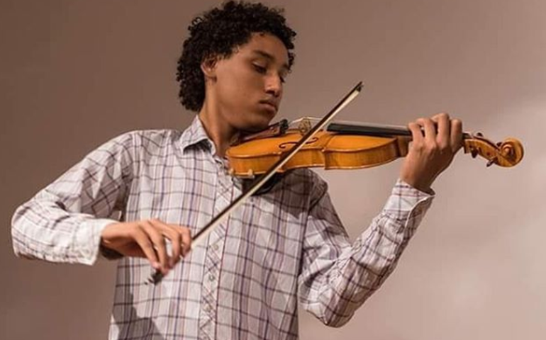 Jovem violinista é aprovado para estudar na Bélgica e faz vaquinha para conseguir viajar