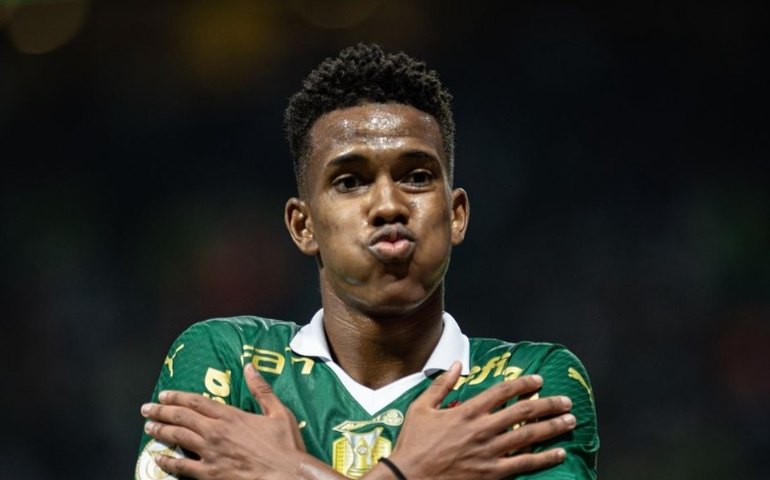 Menor de idade, Estêvão troca prêmio de casa de aposta por 'minion' como craque da partida do Palmeiras 