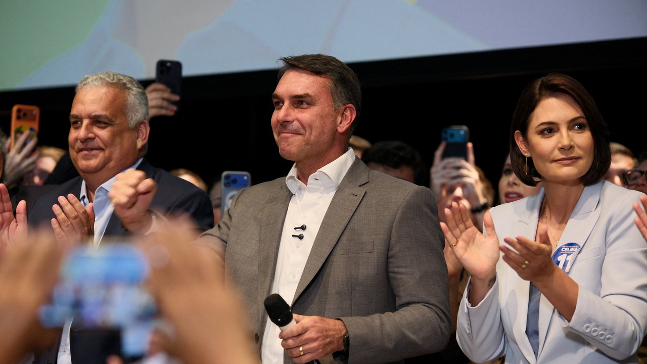 Flávio Bolsonaro recebe apoio de partidos e fala em mudar Constituição