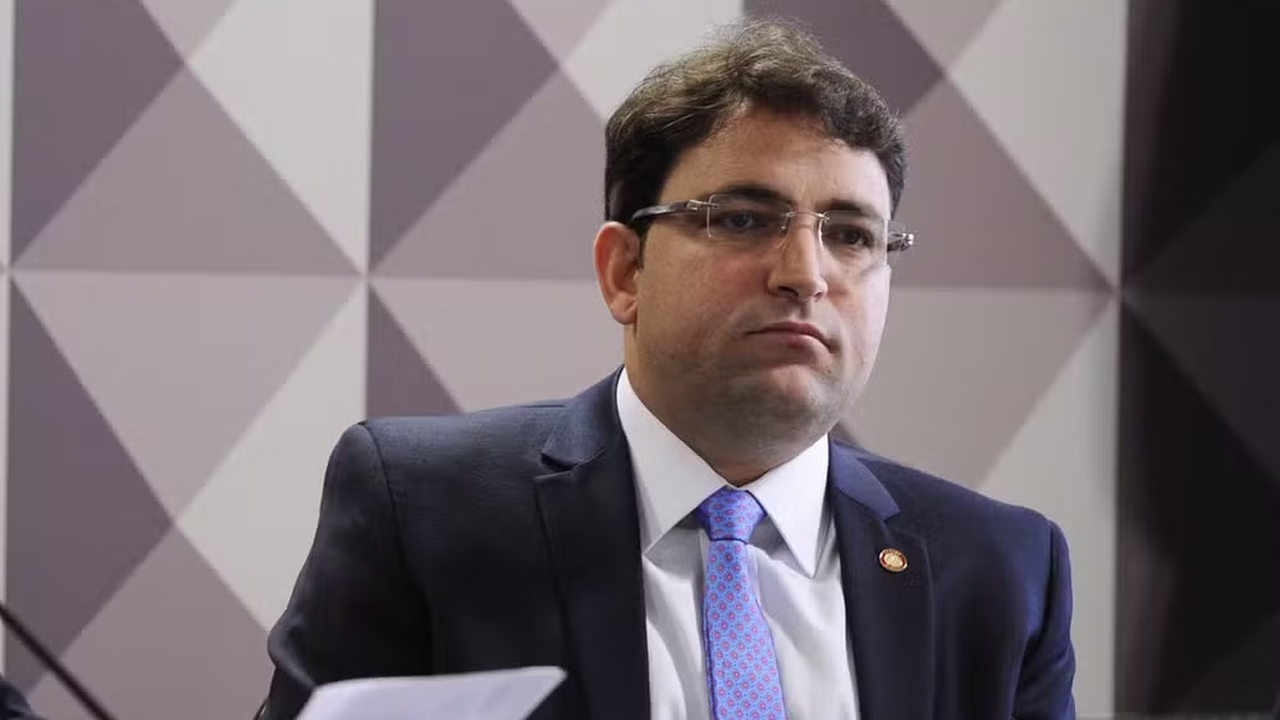 Advogado rebate Richarlison sobre disputa por ilha em Angra e dá prazo de 72 horas para jogador apresentar documentos