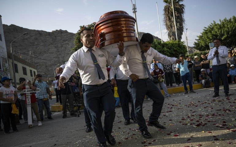 'Dançarinos da morte' protagonizam enterros festivos e trocam dor pelo riso no Peru; vídeo