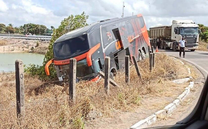 Passageiros de ônibus ficam à beira de ribanceira em São Miguel dos Campos