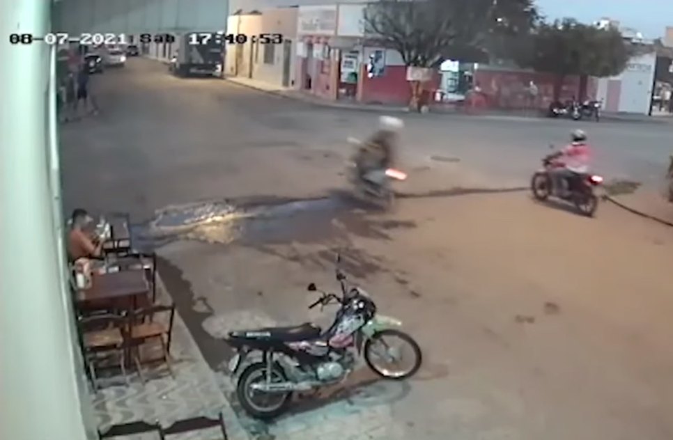 Sem respeitar sinalização, condutor de motocicleta invade cruzamento em alta velocidade. / Foto: Imagem: Reprodução/TV Atalaia