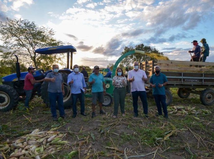 Prefeitura de Santana do Ipanema auxilia agricultores na produção de silagem