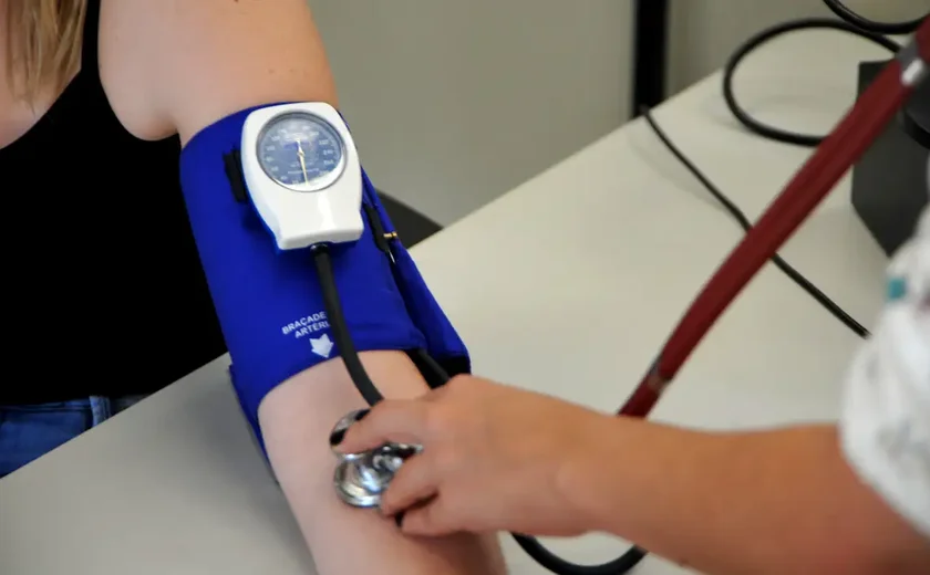 Nova diretriz médica classifica pressão 12 por 8 como pré-hipertensão