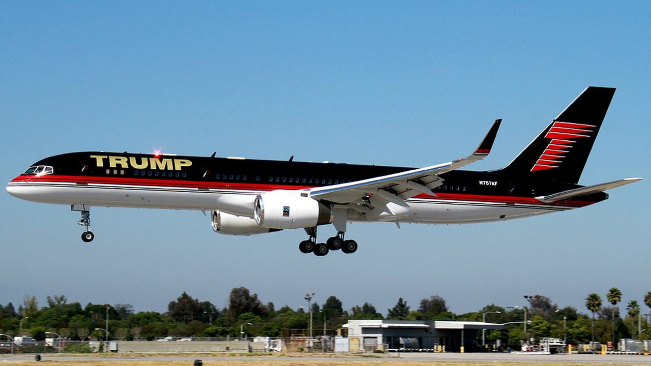 Avião que pertence a Donald Trump colide com jato corporativo após pouso na Flórida; não há feridos