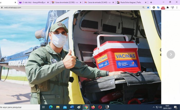 Militar acomoda caixa térmica com vacinas CoronaVac em helicóptero