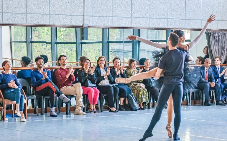 Em dia sem agenda de Lula na África do Sul, Janja visita balé: 'Impossível não se emocionar'