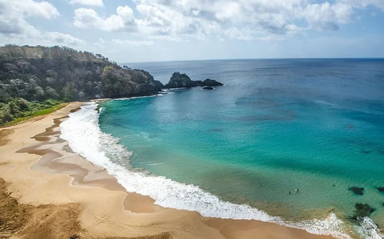 Praias na Austrália fecham após aparecimento de espuma