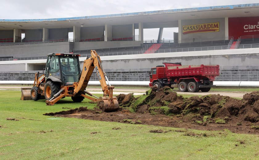 Começam obras de instalação de nova drenagem, irrigação e gramado do Rei Pelé