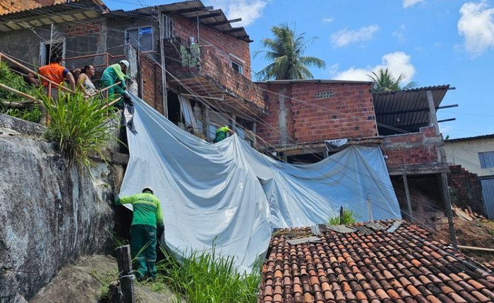 Aplicação é feita com equipe especializada em rapel, dentro das normas de segurança