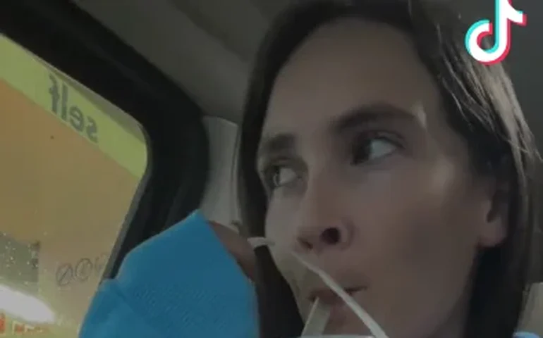 Haja coração: Viciada em café viaja 1 hora para comprar 'balde' de 1,4 litro da Dunkin'