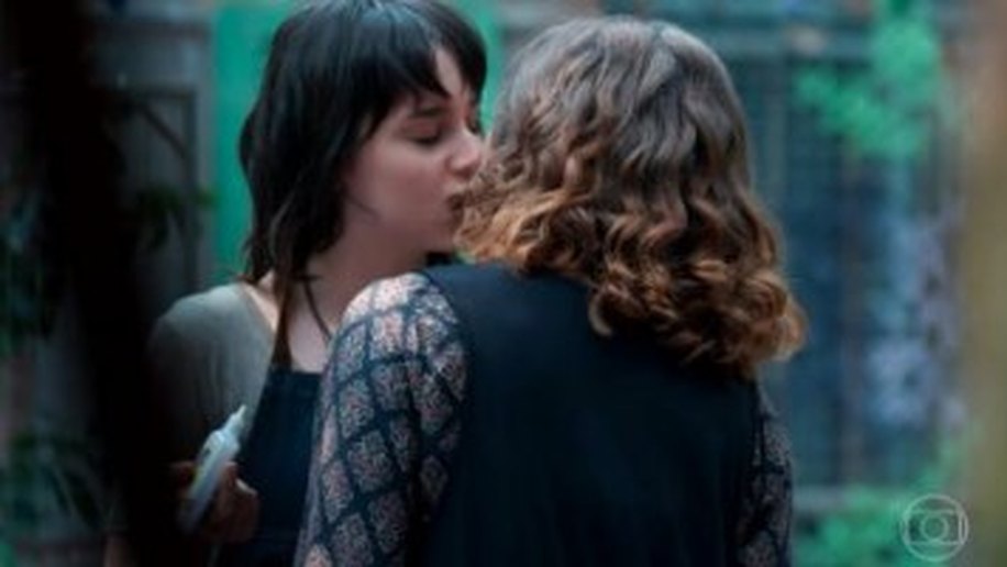 Final de Malhação terá beijo intenso e carícias de Lica e Samantha