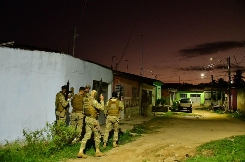 PM apreende fuzil, pistolas e 11 kg de drogas em operação em Rio Largo