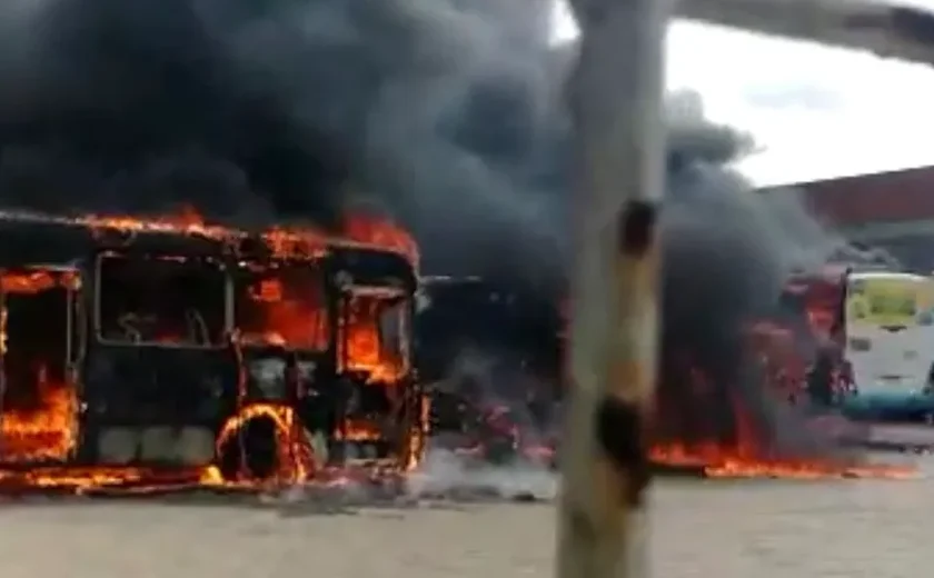 Incêndio ﻿atinge garagem de ônibus em Arapiraca