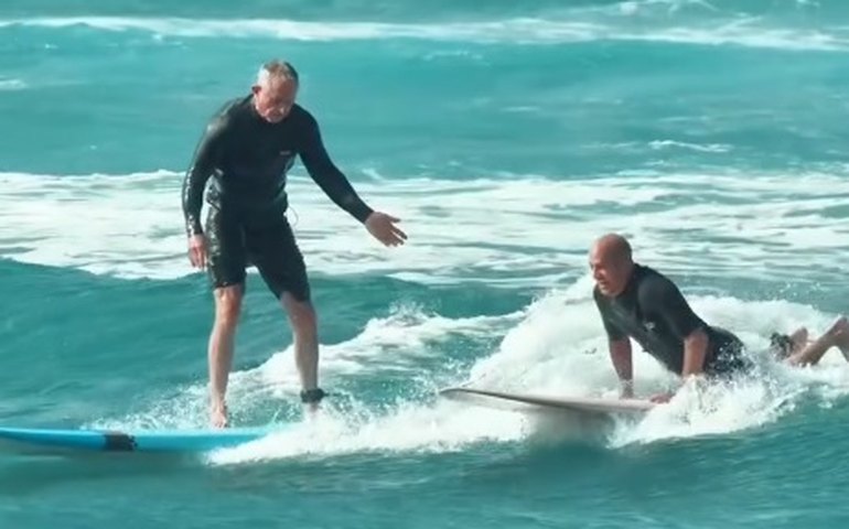 'Parece o fim': lenda do surfe, Kelly Slater indica aposentadora após derrota na Austrália