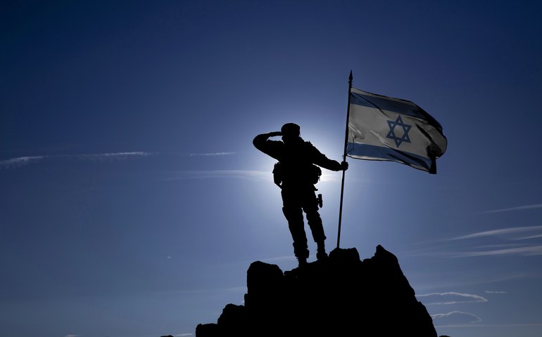 Soldados de Israel confiscam bandeiras palestinas durante operação na Cisjordânia