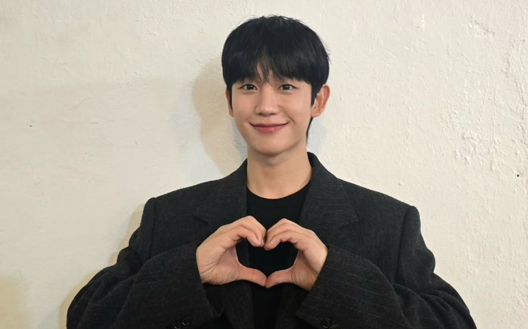 Astro de k-dramas Jung Hae In é recepcionado com alvoroço no Aeroporto Internacional de SP