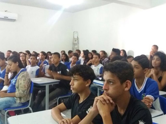 Esmal aborda direitos e deveres de alunos em palestra em escola municipal