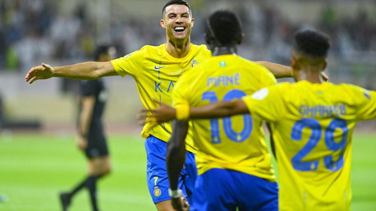 Chegada de astros do futebol à Arábia Saudita expõe vida em 'bolha' de estrangeiros e outro lado da sociedade local