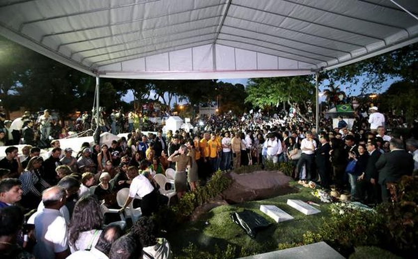 Corpo de Eduardo Campos é enterrado em Recife