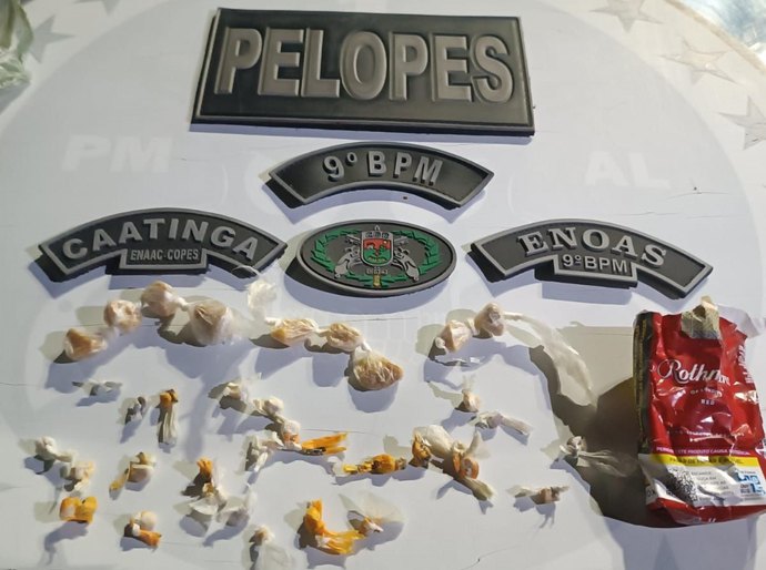 PM conduz 3 pessoas à delegacia por tráfico de drogas e receptação de veículo roubado no Sertão