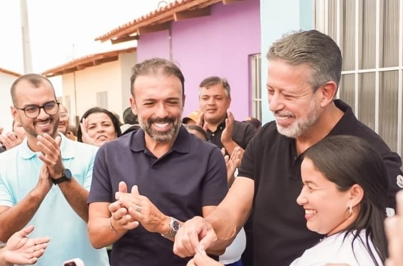 Em Major Izidoro, Arthur Lira realiza entregas, anuncia investimentos na saúde e recebe o apoio de Theobaldo Cintra rumo ao Senado