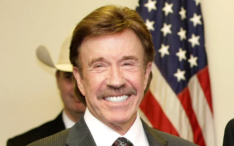 Sylvester Stallone, Jean-Claude Van Damme, Lee Majors e mais reagem à morte de Chuck Norris