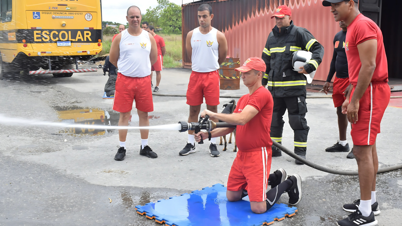 Comandante-geral do Corpo de Bombeiros participa de exercício com fogo real no Batalhão de Incêndio