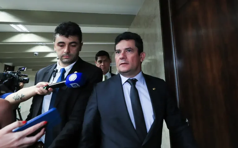 Desembargador pede vista e suspende julgamento de Moro
